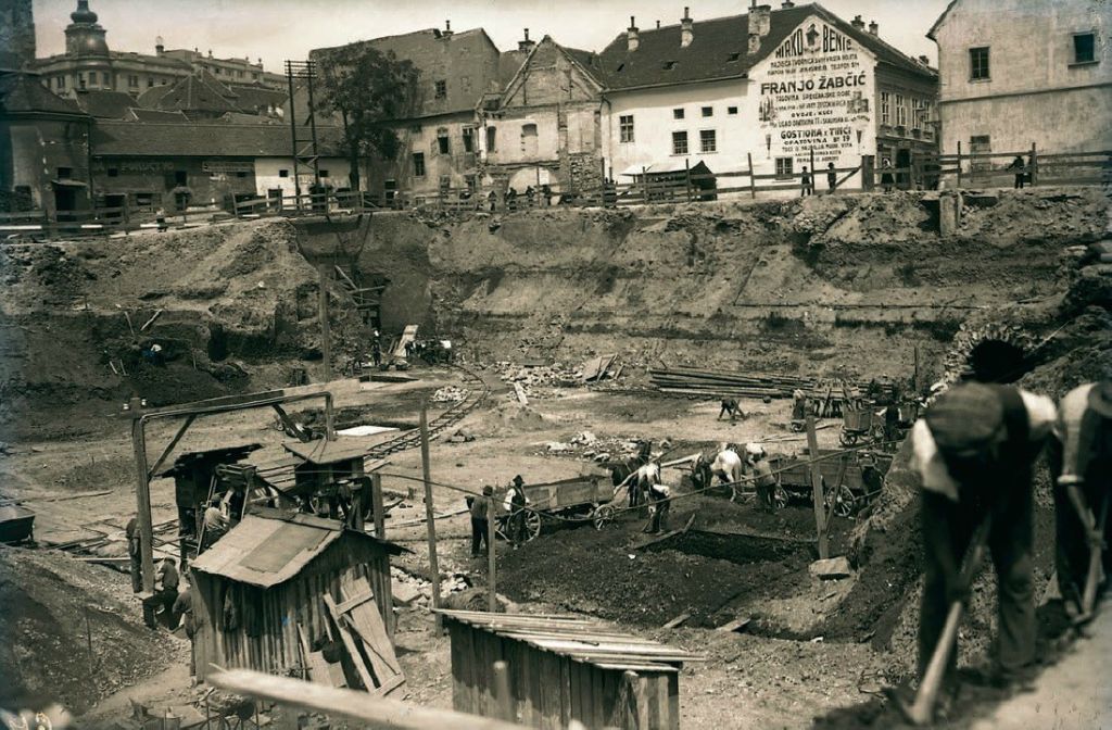 Dolac. Gradilište buduće tržnice 1926. godine. Vidi se ulaz u tunel prema Kaptolu A